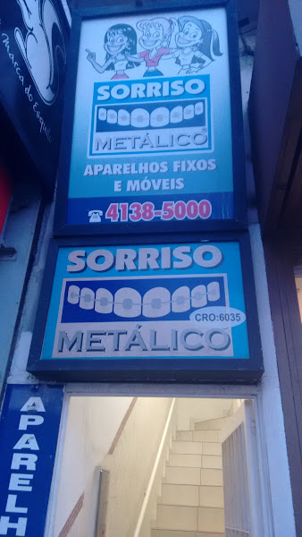 Foto 2 de Dentista: Sorriso Metálico