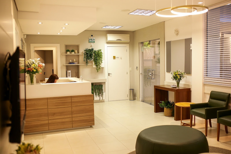 Foto 2 de Dentista Virgínia Andrade Endodontista (tratamento de canal), Implante Dentário, Prótese sobre Implante, Clareamento Dental