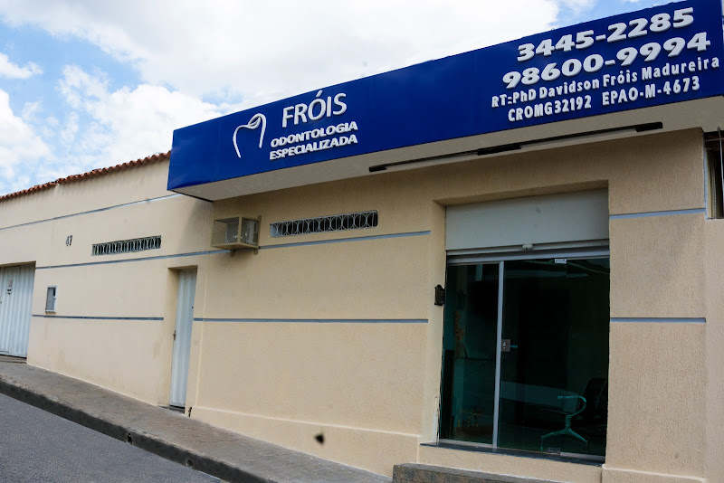 Foto 2 de Dentistas - Prof. Dr. Davidson Fróis Madureira: Implantes, Alinhadores e Ortodontia Convencional