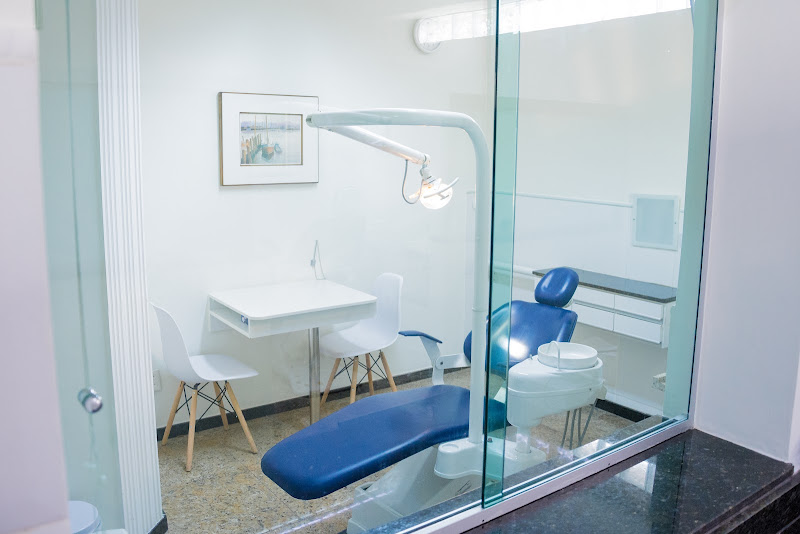 Foto 3 de Dentistas - Prof. Dr. Davidson Fróis Madureira: Implantes, Alinhadores e Ortodontia Convencional