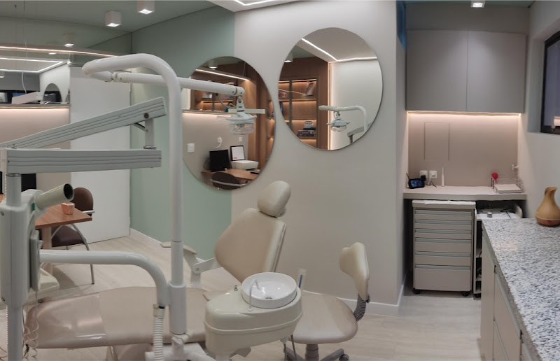 Foto 2 de Dr(a) Nicole C. Baumeier - Cirurgiã Dentista