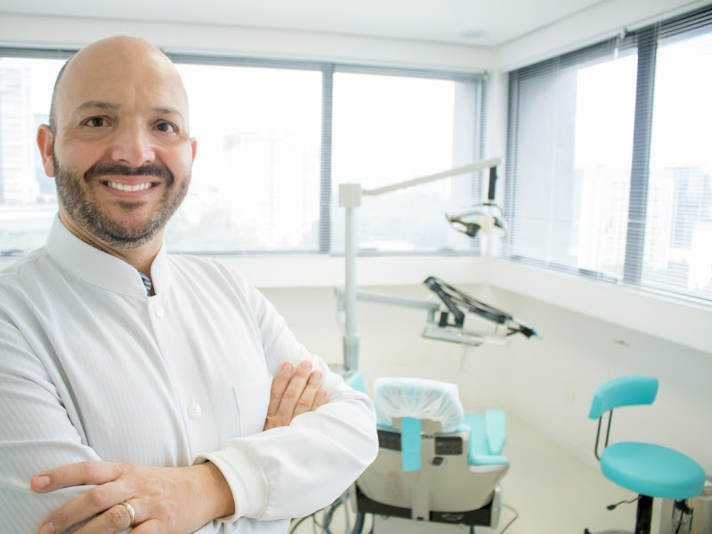 Foto de Dr. Adriano Asmuz Boza - Ortodontia