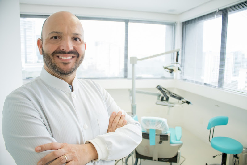 Foto 2 de Dr. Adriano Asmuz Boza - Ortodontia