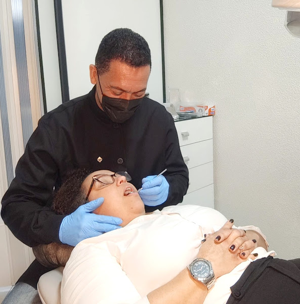 Foto 2 de Dr. Adriano Joaquim – Ortodontia e Facetas Dentárias em São José