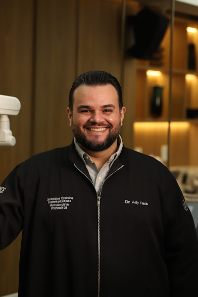 Foto 2 de Dr Ady Reis | Ponce Odontologia - Lentes de contato dental | Implantes dentários