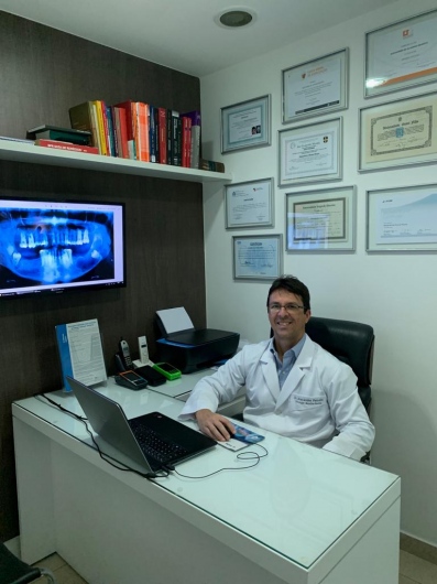 Foto 3 de Dr. Alexandre Peixoto - Cirurgia buco-maxilo-facial, implantes, pacientes portadores de necessidades especiais(PNE)