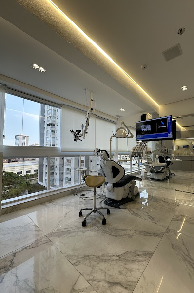 Foto 2 de Dr. Alexandre Vaz, Dentista no Centro de Guarulhos - Tratamento de Canal, Endodontia, Prótese Dentária, Clareamento Dental