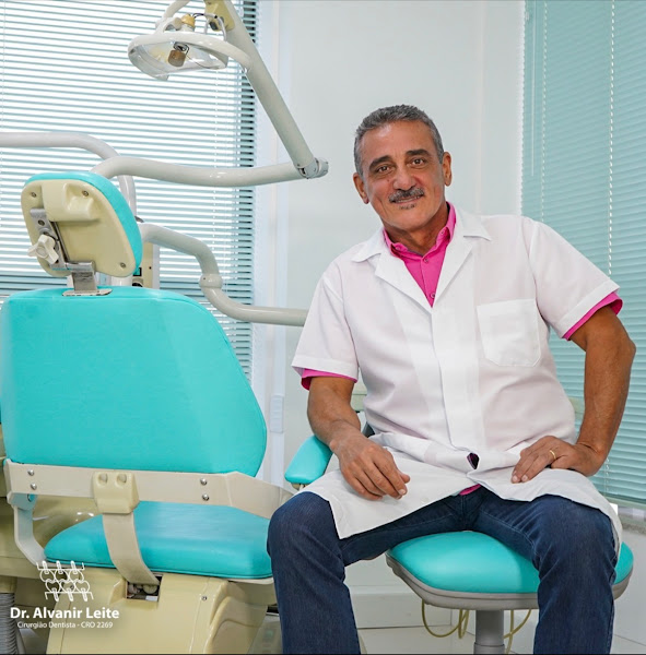 Foto 2 de Dr. Alvanir Leite | Implante Dentário São José | Prótese Dentária