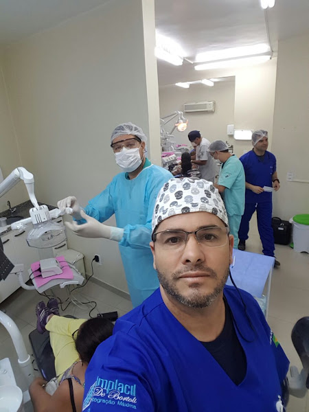 Foto 2 de Dr. Anderson Claussen / Implante dentário