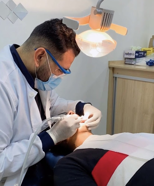 Foto 3 de Dr. Arlisson Henrique - Facetas em resina, prótese e implantes.