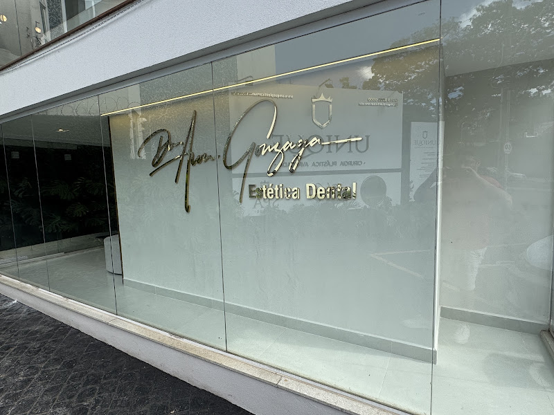 Foto 2 de Dr. Aron Gonzaga | Estética Dental | Lente em Cerâmica | Lente de Contato Dental em Uberlândia - Implante Dentário