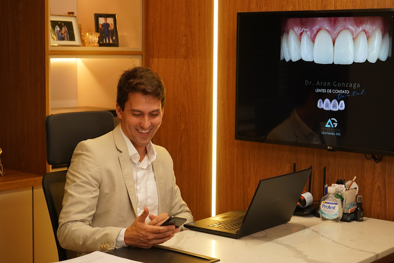 Foto 3 de Dr. Aron Gonzaga | Estética Dental | Lente em Cerâmica | Lente de Contato Dental em Uberlândia - Implante Dentário