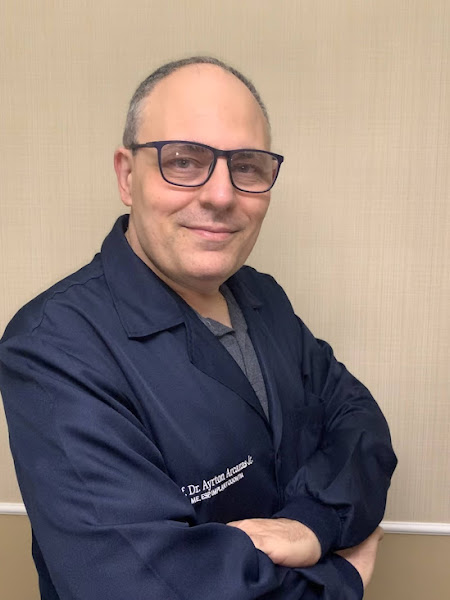 Foto 2 de Dr AYRTON ARCAZAS JUNIOR - Implantes convencionais e zigomáticos.