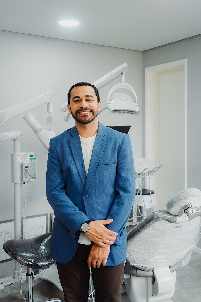 Foto 2 de Dr Bergson Carvalho - Bucomaxilofacial - Cirurgia Ortognatica - Extração dos Sisos - Implantes dentários - Tratamento DTM