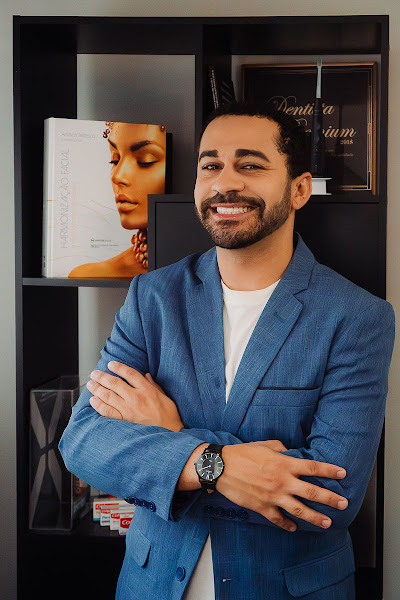 Foto 3 de Dr Bergson Carvalho - Bucomaxilofacial - Cirurgia Ortognatica - Extração dos Sisos - Implantes dentários - Tratamento DTM