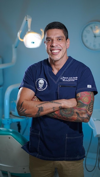 Foto 2 de Dr Bernardo Farrulla - Prótese Protocolo - Icaraí/Niterói