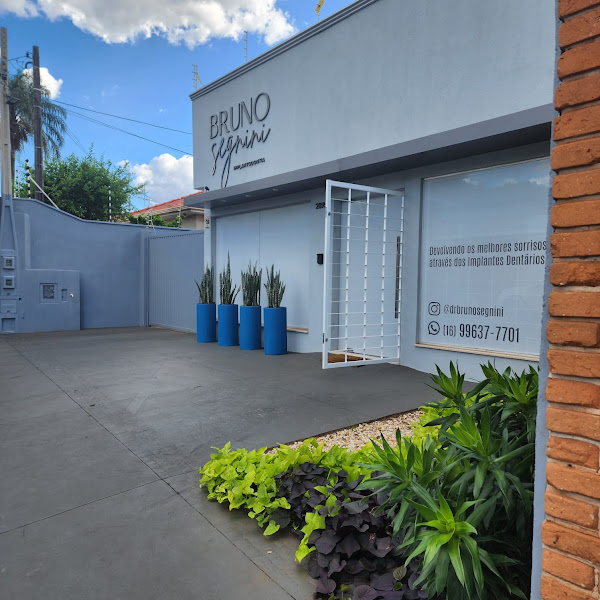 Foto 2 de Dr. Bruno Segnini - Implantes Dentários
