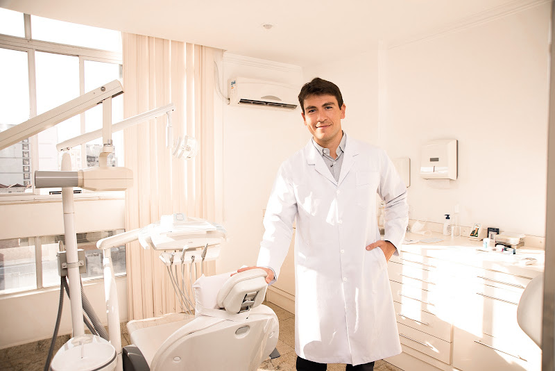 Foto 2 de Dr. Caio Bellini Lovisi - Cirurgia Ortognática e Implantes