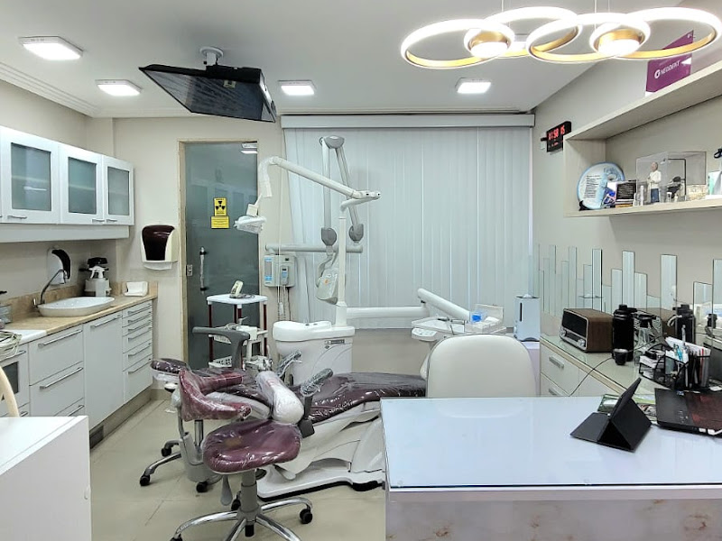 Foto de Dr. Carlos Henrique Implantodontista e Endodontista