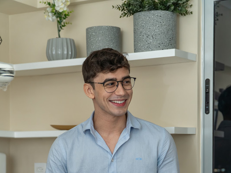 Foto de Dr. Cauê Bessa | Dentista | Facetas | Alinhador Invisível SouSmile | Clareamento