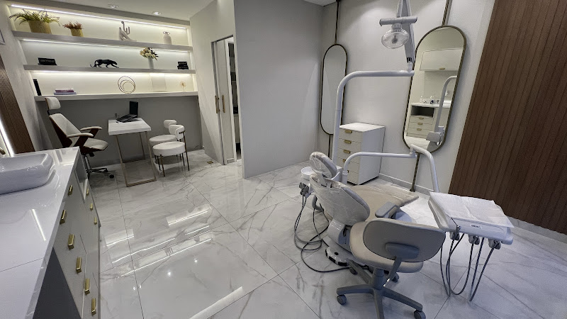 Foto 2 de Dr. Ciro Lopes - Verità Dental Clinic | Faceta | Implante Dentário | Invisalign