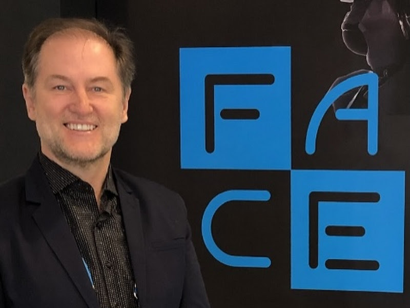 Foto de Dr. Clovis Romeu Malinski / Implantes Dentários