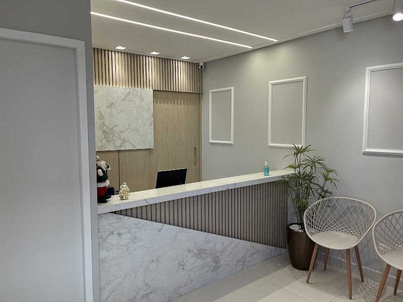 Foto 2 de Dr. Cristian Statkievicz e Dra. Nathália N. P. Fukushima Statkievicz - Cirurgia Buco Maxilo Facial e Implantes