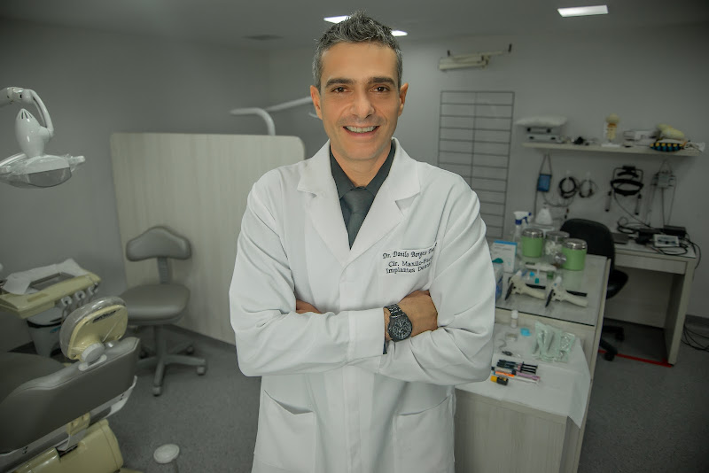 Foto 3 de Dr. Danilo Borges Dantas - Cirurgia bucomaxilofacial Salvador