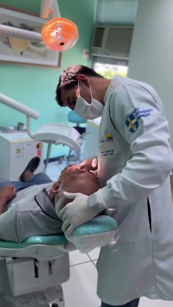 Foto 3 de Dr Denis Reis - Bucomaxilo e Estomatologia em GV