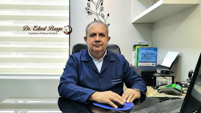 Foto 2 de Dr. Edival Braga Implante e Prótese Dentária