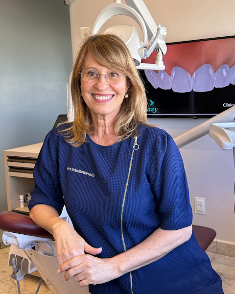 Foto 2 de Drª Edmália Barreto- Periodontia | Implantes Dentários | Cirurgias Periodontais e Peri-implantares