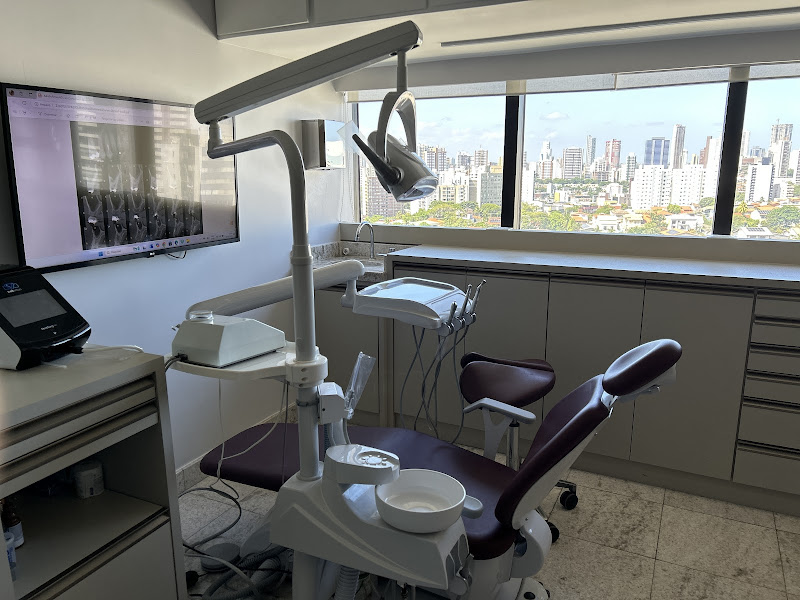 Foto 3 de Drª Edmália Barreto- Periodontia | Implantes Dentários | Cirurgias Periodontais e Peri-implantares