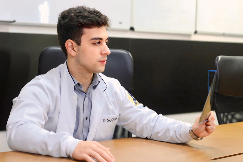 Foto 2 de Dr. Enzo Garcia - Dentista em Santo André - Gengivoplastia - Lente para os dentes - Implante dentário