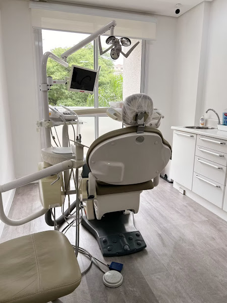 Foto 3 de Dr. Everton Rodrigues | Cirurgia Bucomaxilofacial - Ortognática - Implantes Dentários - ATM - DTM - Siso - Protocolo Dentário