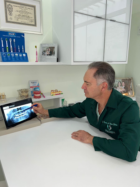 Foto 3 de Dr. Ewerton Dela Libera | Estética Dental, como facetas, lentes e coroa, clareamento e Especialista em implantes. em Limeira