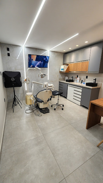 Foto 2 de Drª Fabiana Rodrigues - Implante dental | Estética dental | Ortodontia