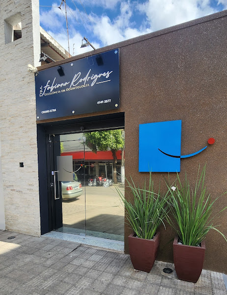 Foto 3 de Drª Fabiana Rodrigues - Implante dental | Estética dental | Ortodontia