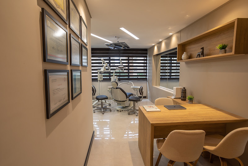 Foto 2 de Dr. Fábio Marzullo Zaroni - Ortodontia e Implantodontia