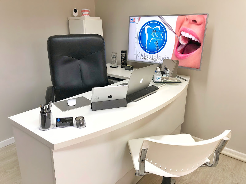 Foto de Dr. Fernando Matchuca - Implantes dentários Curitiba