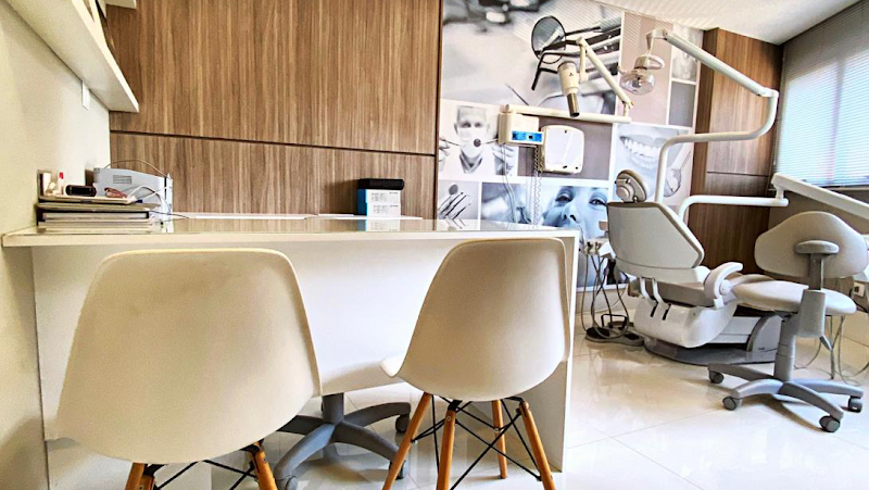 Foto 2 de Dr. Filipe R Cini - Odontologia Especializada / Implantodontia