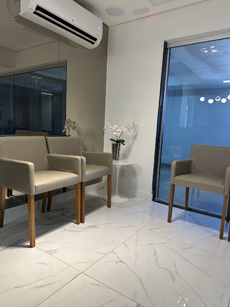 Foto 2 de Dr. Frederico Rodger Cardoso - Harmonização Definitiva, Ortognática , Implante Dentário.