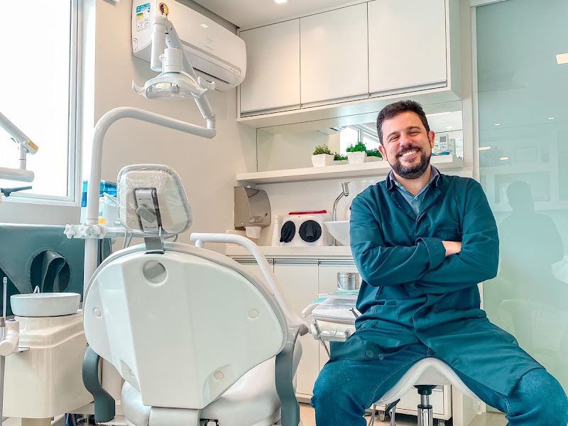 Foto de Dr. Gustavo Fernandes | Tratamento de Canal Porto Alegre | Implante Dentário