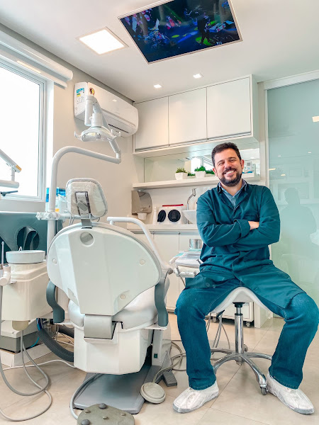 Foto 2 de Dr. Gustavo Fernandes | Tratamento de Canal Porto Alegre | Implante Dentário