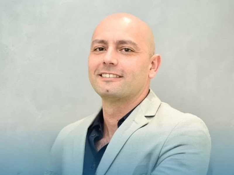 Foto de Dr. Gustavo Komar Silveira - IMPLANTES FACIAIS
