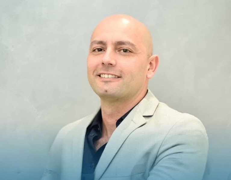 Foto 2 de Dr. Gustavo Komar Silveira - IMPLANTES FACIAIS