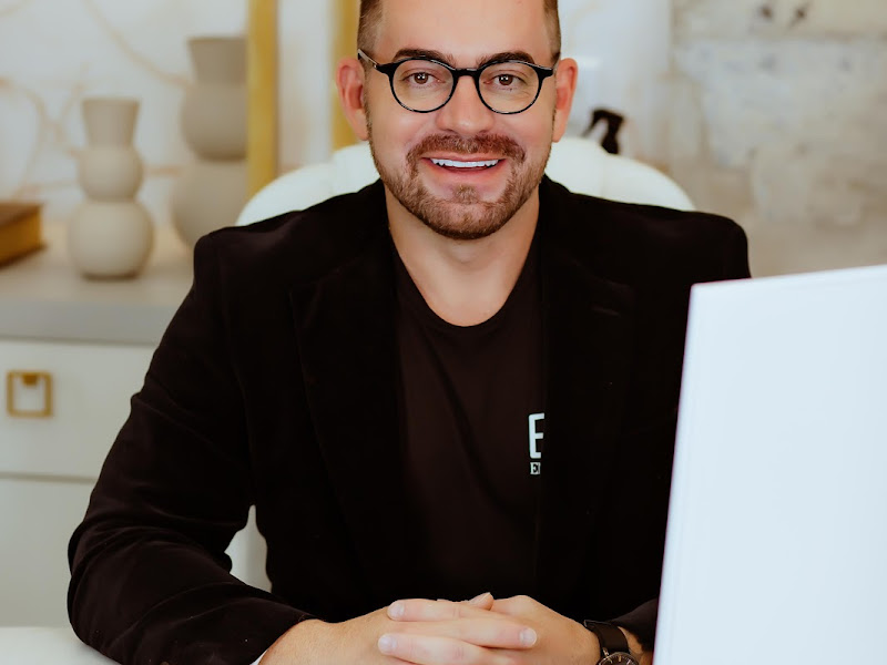 Foto de Dr. Helio de Sousa Jr - Invisalign | Implante | Ortodontista | Dentista