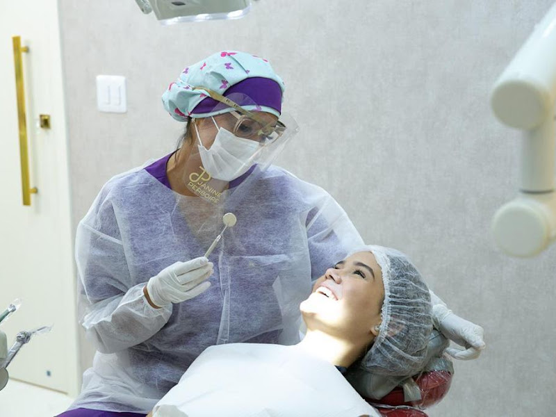 Foto 2 de Drª. Janine Perboire- Especialista em Implante Dentário