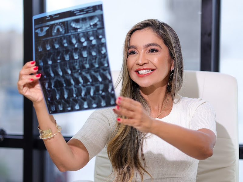 Foto 3 de Drª. Janine Perboire- Especialista em Implante Dentário