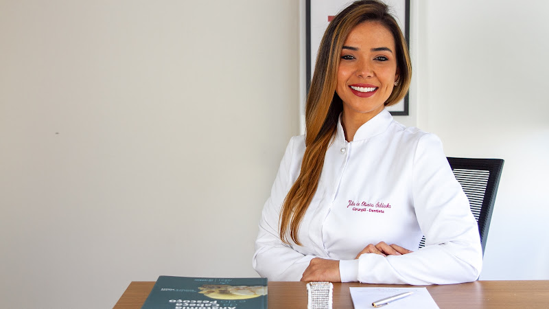 Foto 2 de Drª. Júlia Saldanha - cirurgia bucomaxilofacial e harmonização