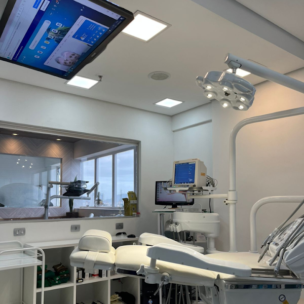 Foto 3 de Dr. Khalyl Kirsten - Especialista em Implante | Cirurgia | Cirurgia de Enxerto Ósseo